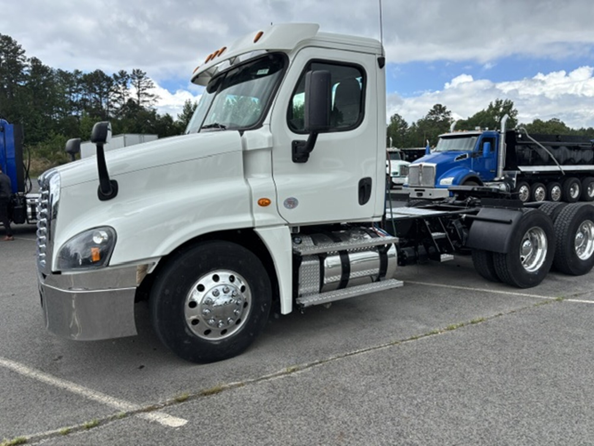 2020 FREIGHTLINER CASCADIA 125 in Chester, VA
