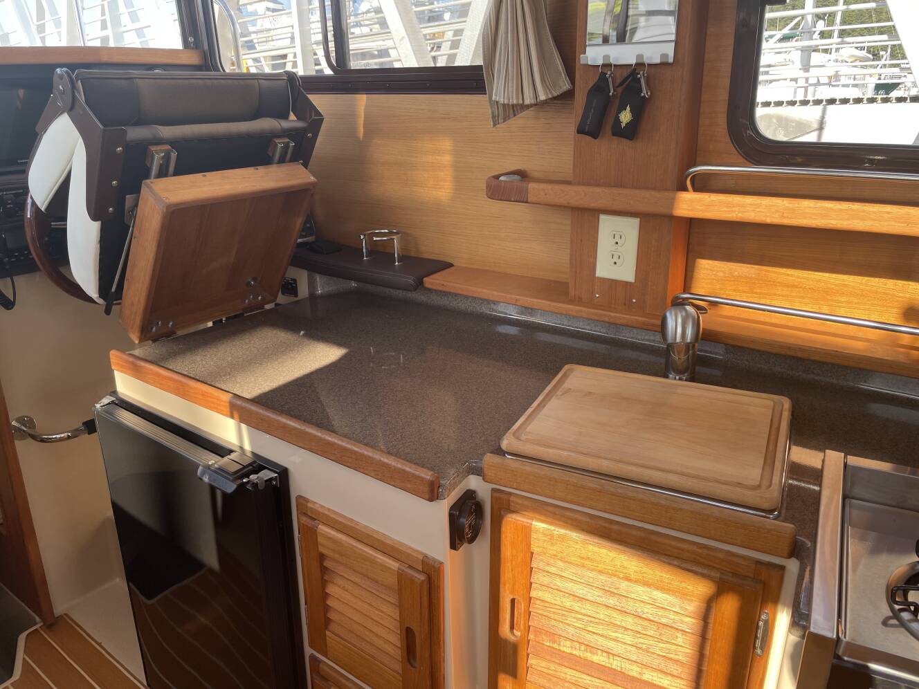 A photo of this 2016 Ranger Tugs R-27