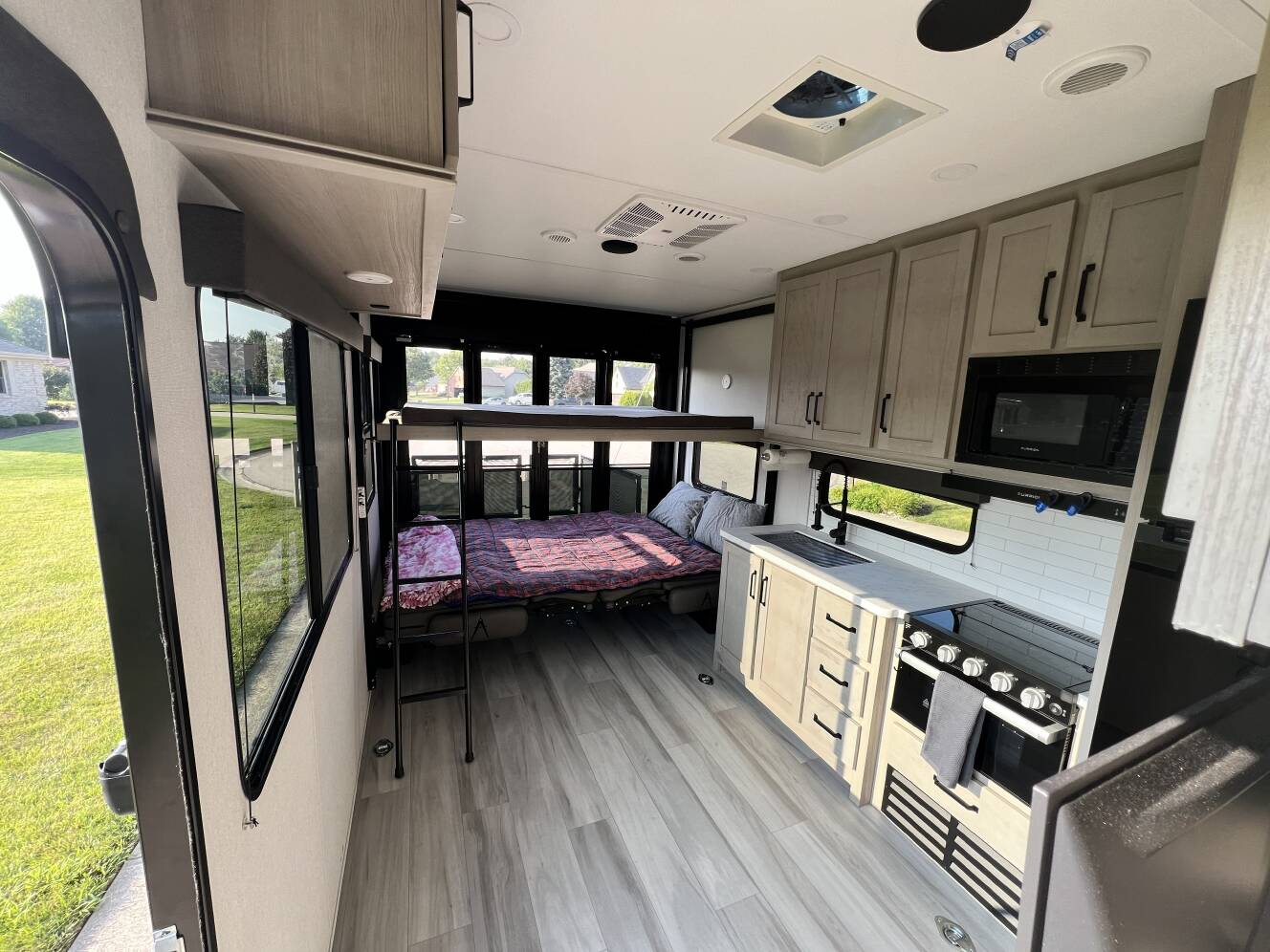 A photo of this 2025 Grand Design MOMENTUM G-CLASS