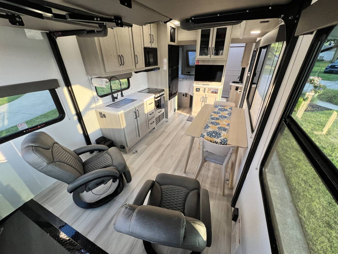 A photo of this 2025 Grand Design MOMENTUM G-CLASS