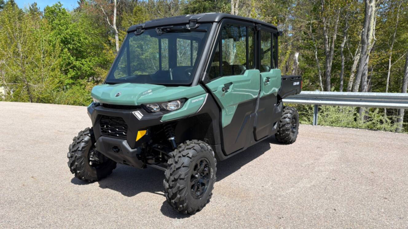 A photo of this 2026 Can-Am DEFENDER MAX DPS CAB HD10
