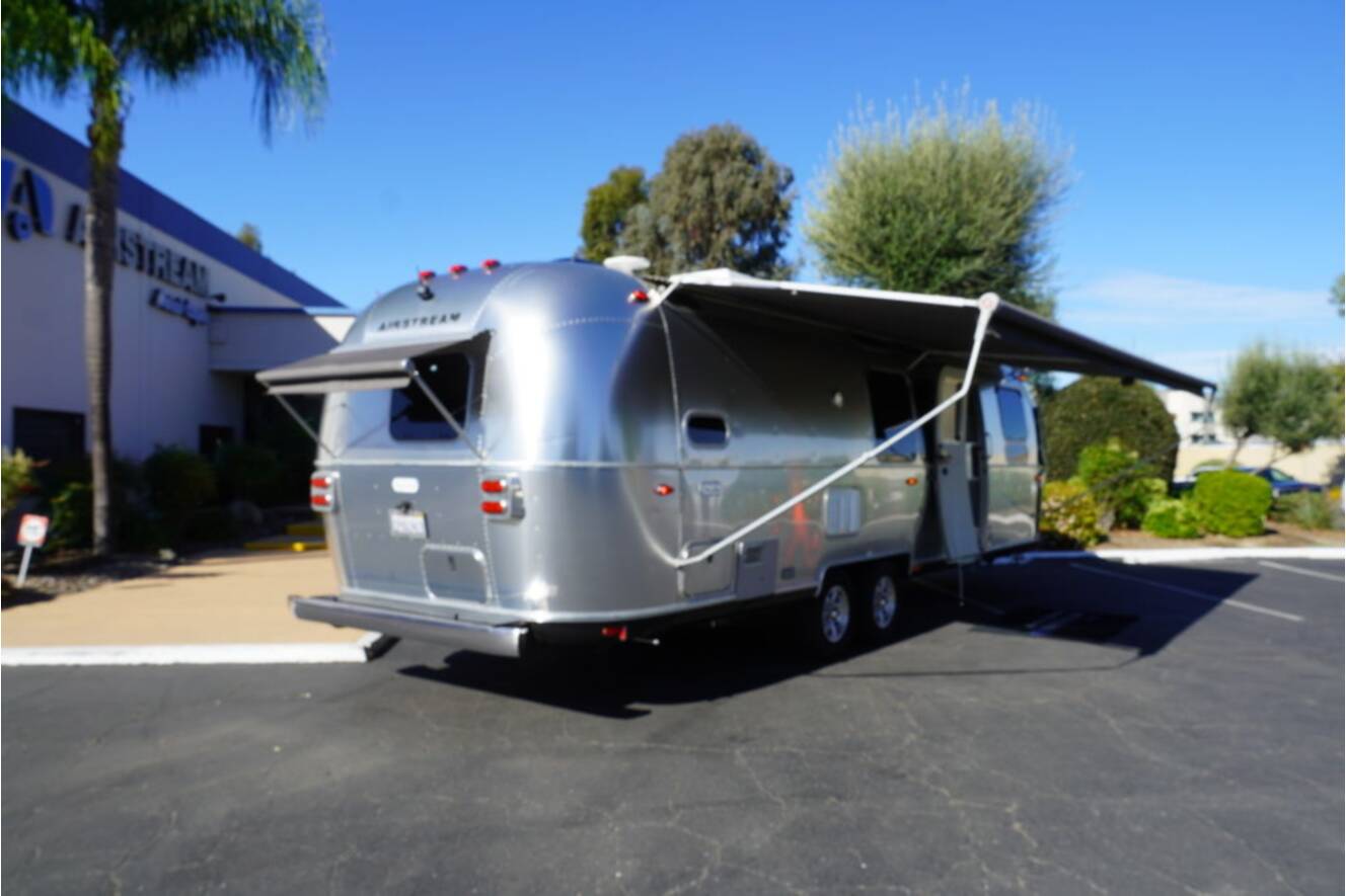 A photo of this 2020 Airstream Flying Cloud 30FB Bunk