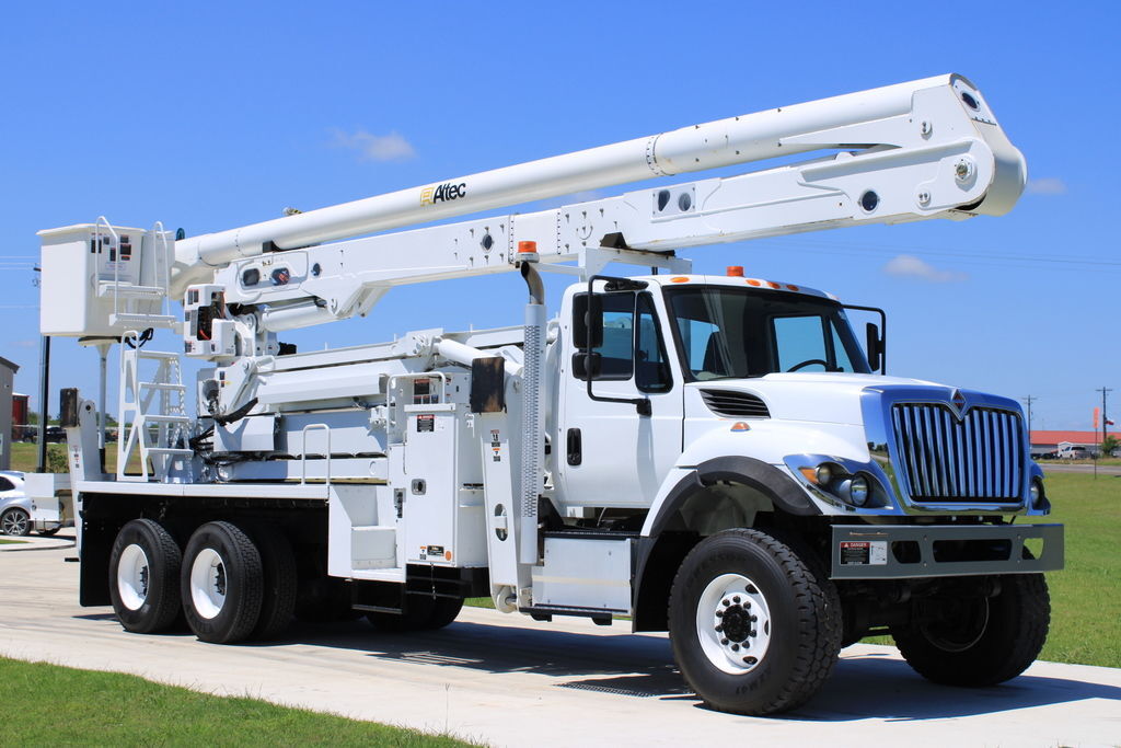 2017 International 7400 6x6 / Altec AN67/100-MH in Bryan, TX