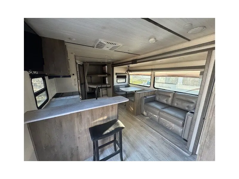2022 FOREST RIVER SURVEYOR LEGEND 276BHLE
