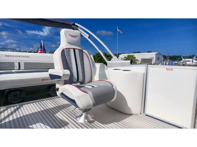 2027 Bennington 22 M SWINGBACK