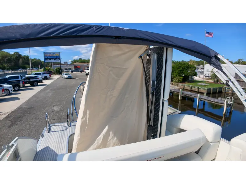 2027 Bennington 22 M SWINGBACK