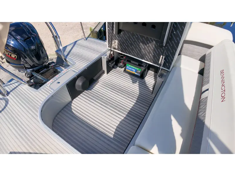 2027 Bennington 22 M SWINGBACK