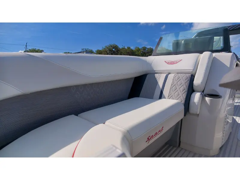 2027 Bennington 22 M SWINGBACK