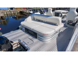 2027 Bennington 22 M SWINGBACK
