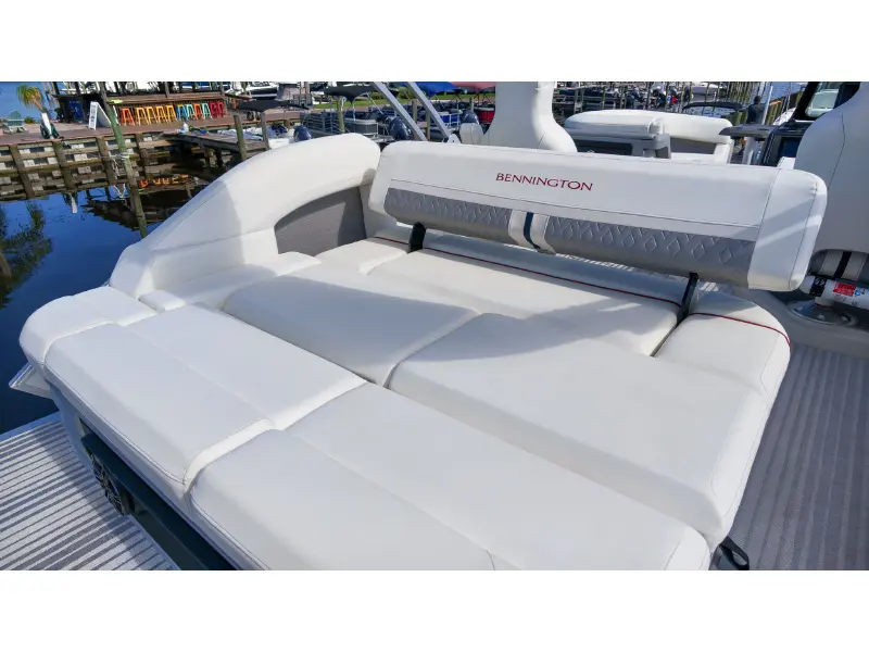 2027 Bennington 22 M SWINGBACK