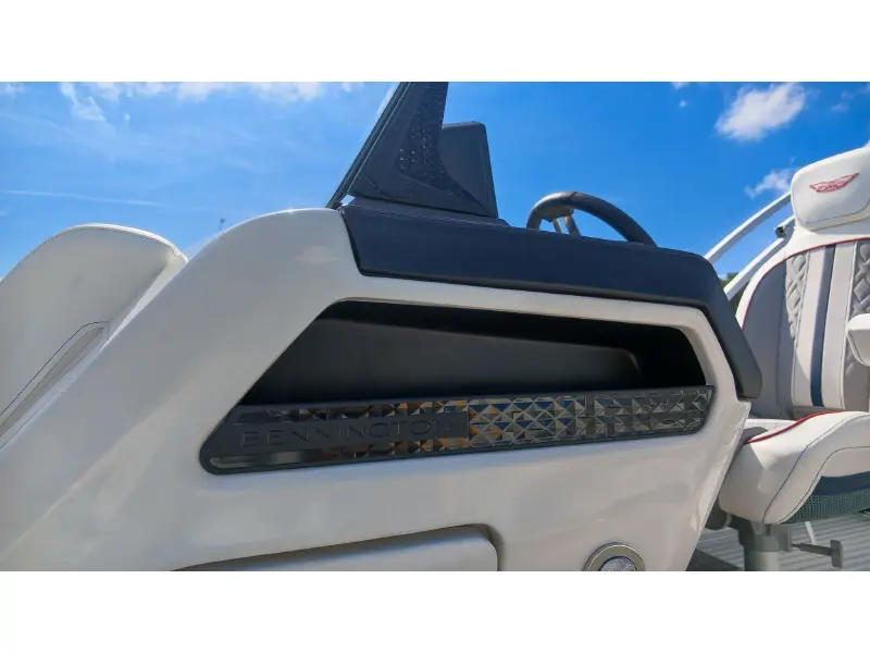 2027 Bennington 22 M SWINGBACK