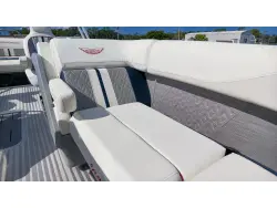 2027 Bennington 22 M SWINGBACK