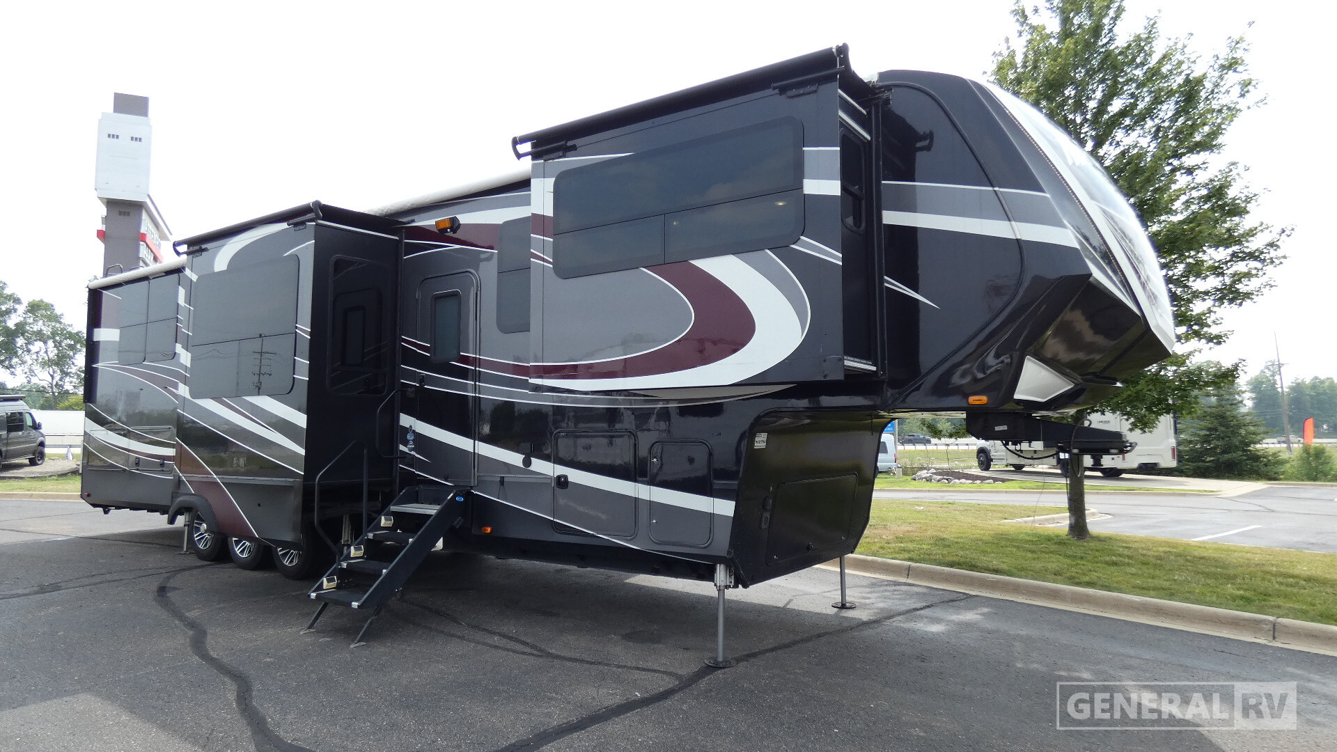 2018 Grand Design MOMENTUM 376TH Fifth Wheel Toy Hauler RV
