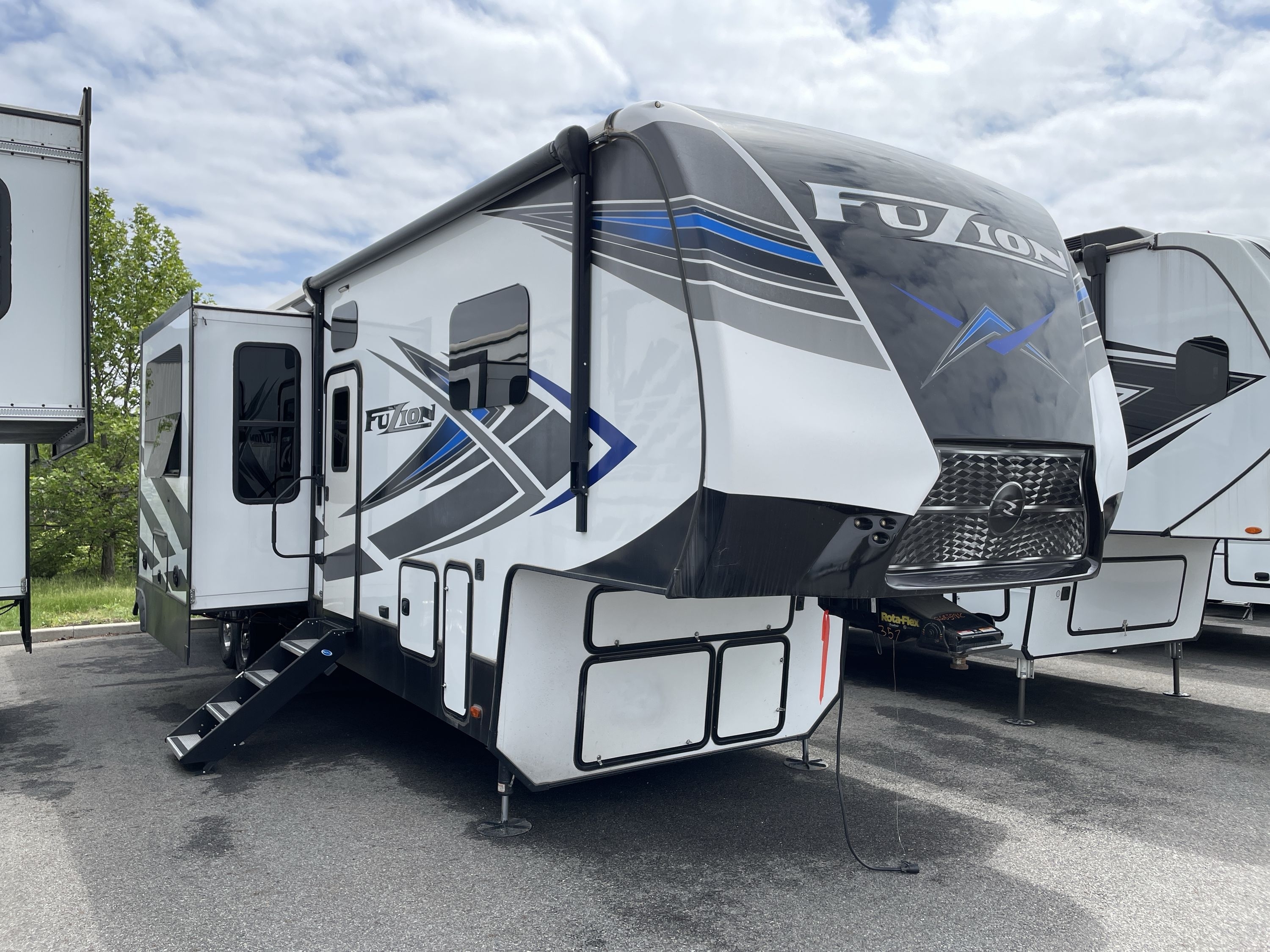 2021 Keystone FUZION 357 Fifth Wheel Toy Hauler RV