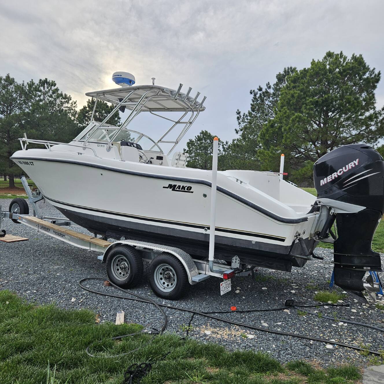 A photo of this 2000 Mako 233 MAKO