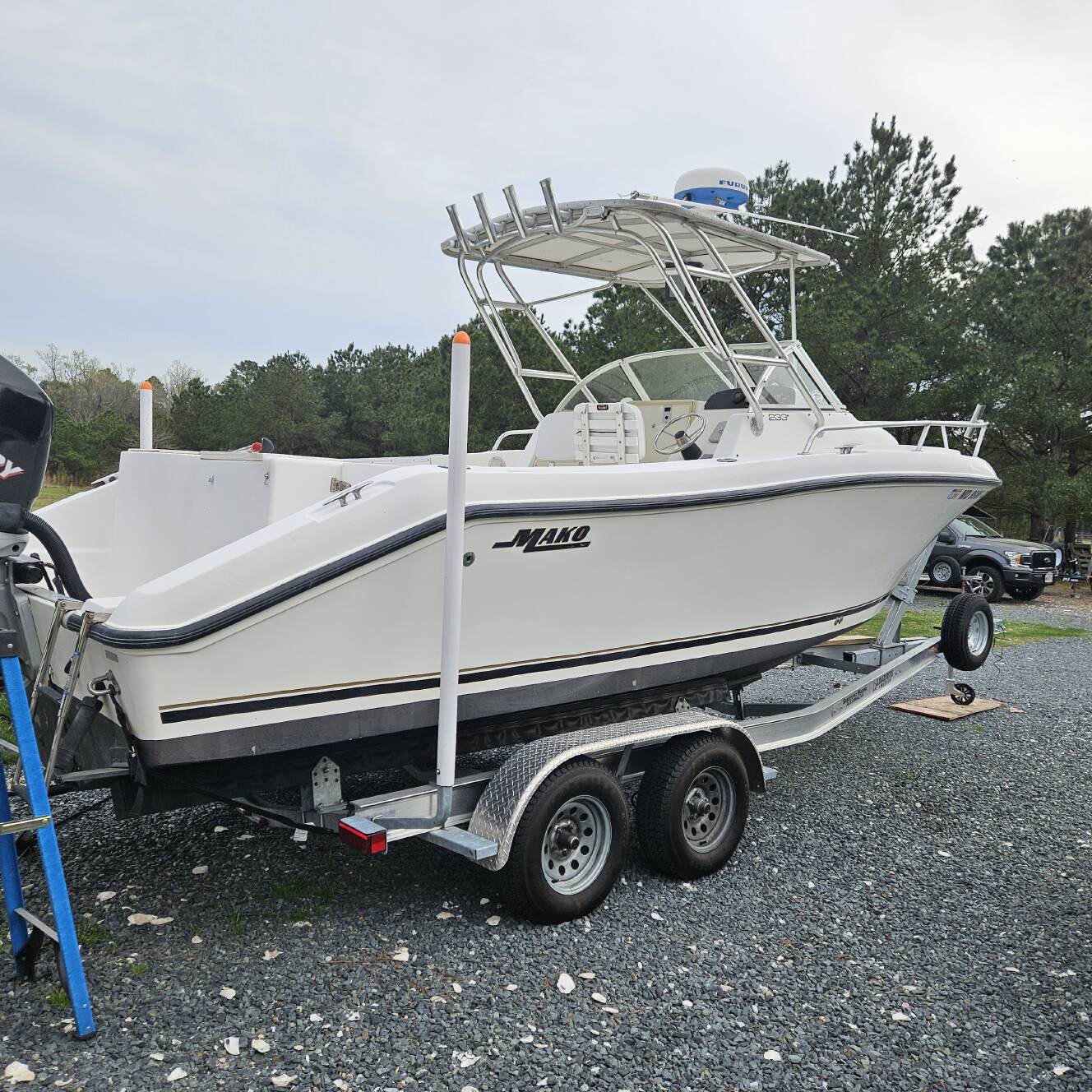 A photo of this 2000 Mako 233 MAKO
