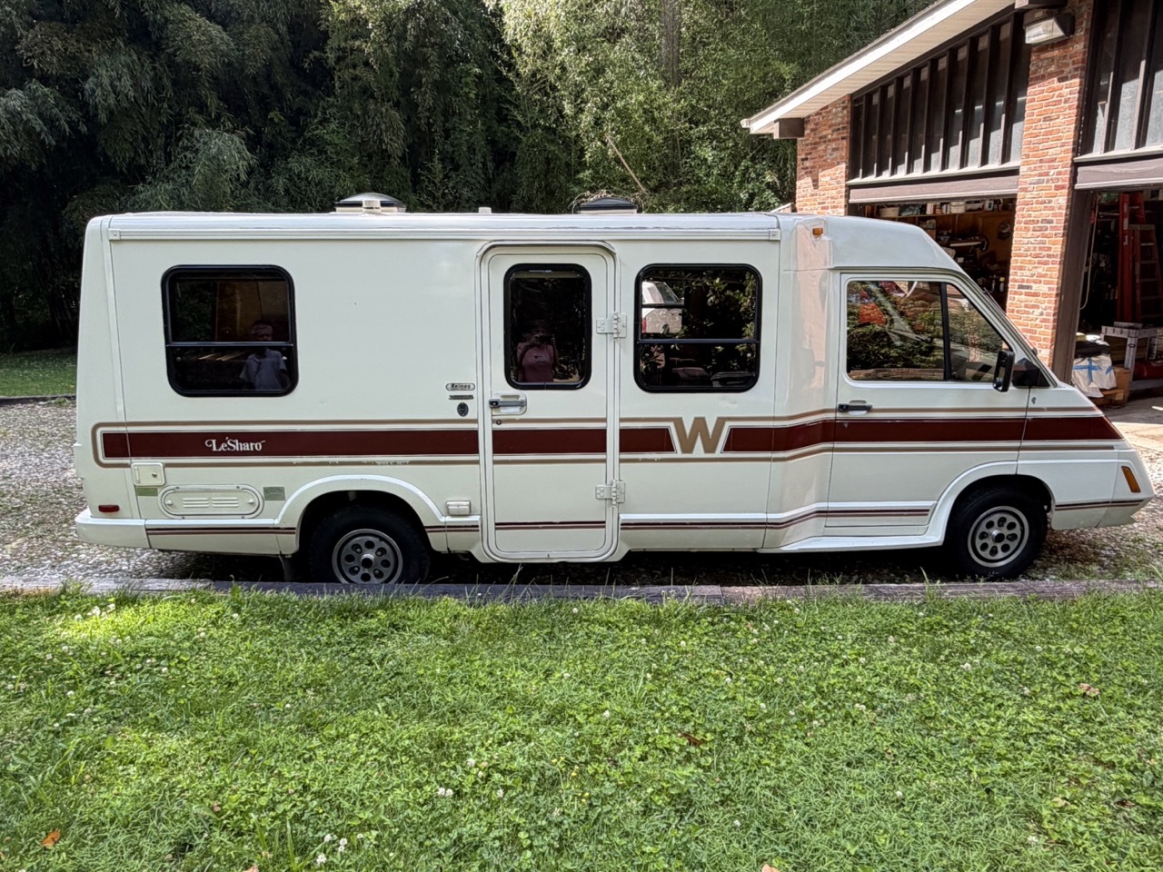 1988 Winnebago LESHARO RV