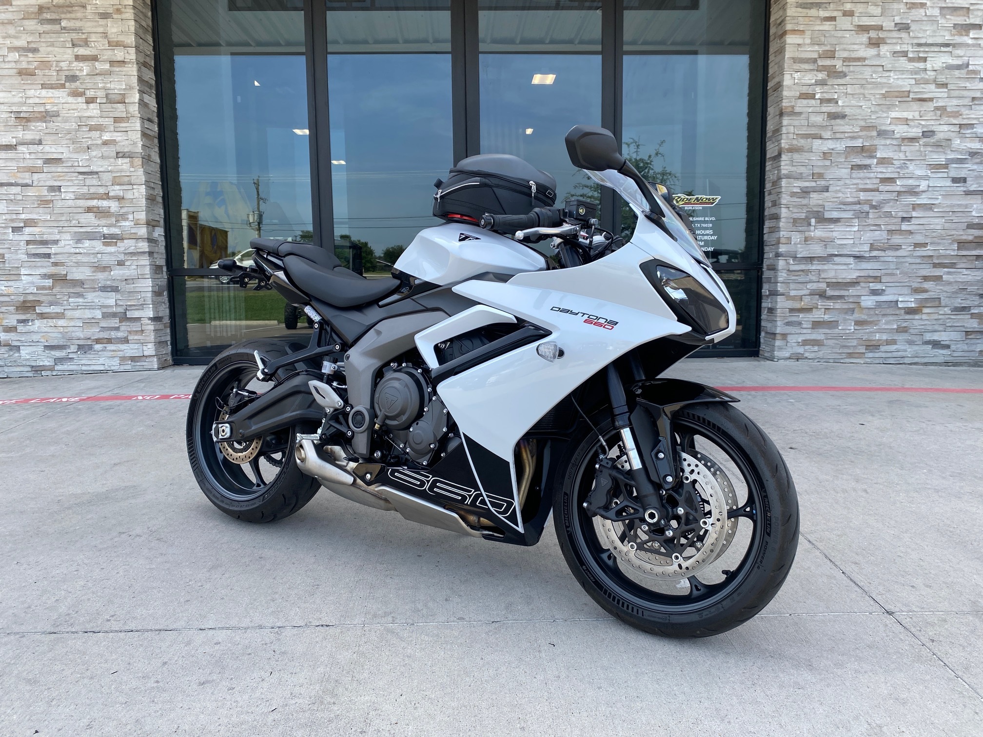 2025 Triumph Daytona 660 Snowdonia WhiteSapphire Black 660 in Burleson, TX
