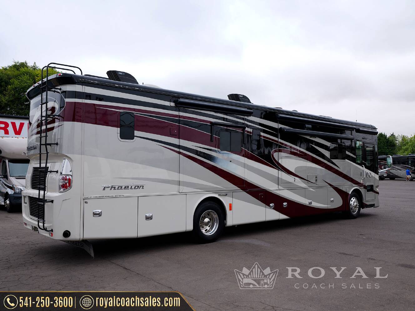 A photo of this 2018 Tiffin Motorhomes PHAETON 40 QBH