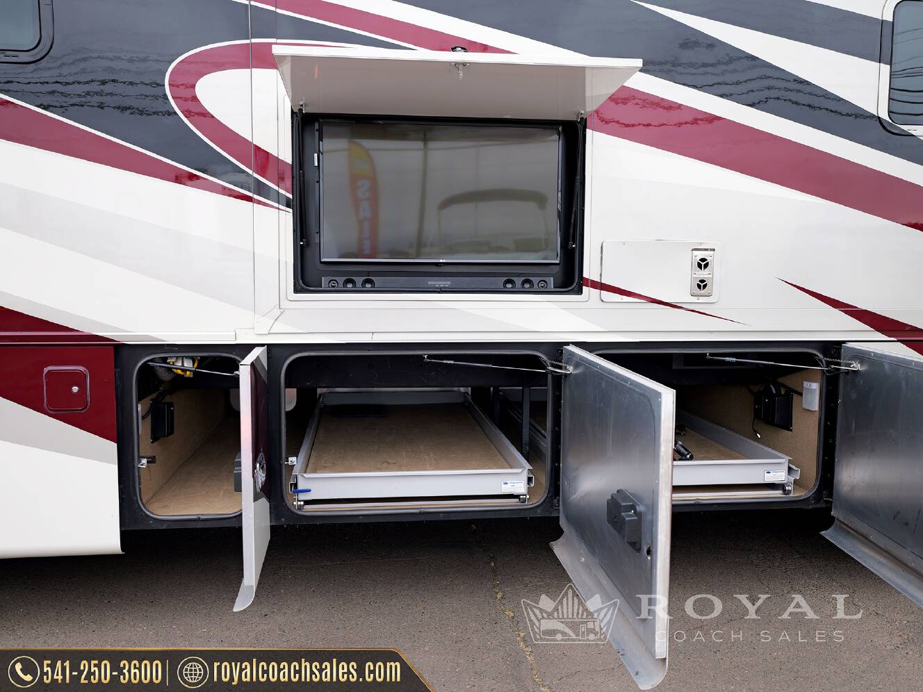A photo of this 2018 Tiffin Motorhomes PHAETON 40 QBH