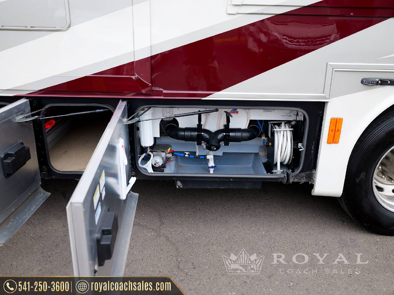 A photo of this 2018 Tiffin Motorhomes PHAETON 40 QBH