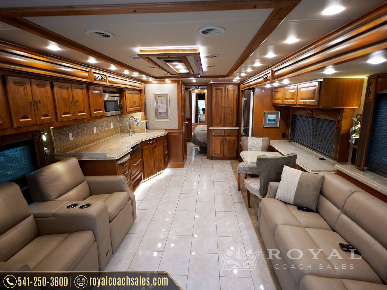 A photo of this 2018 Tiffin Motorhomes PHAETON 40 QBH