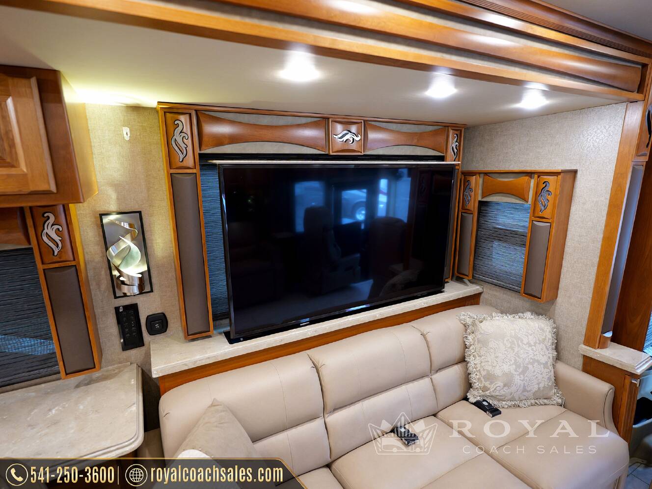 A photo of this 2018 Tiffin Motorhomes PHAETON 40 QBH