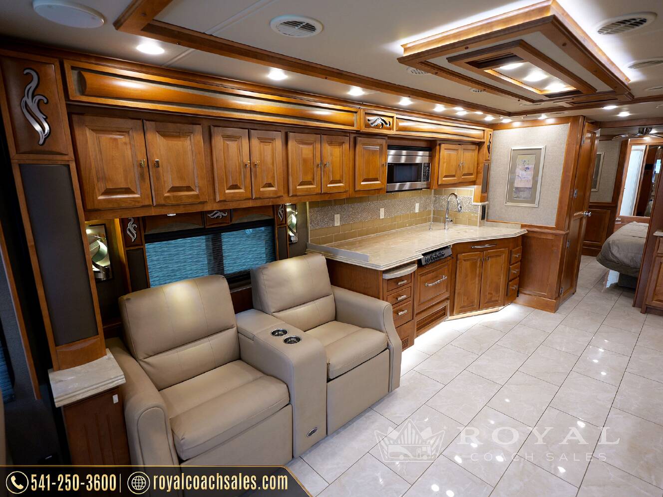 A photo of this 2018 Tiffin Motorhomes PHAETON 40 QBH