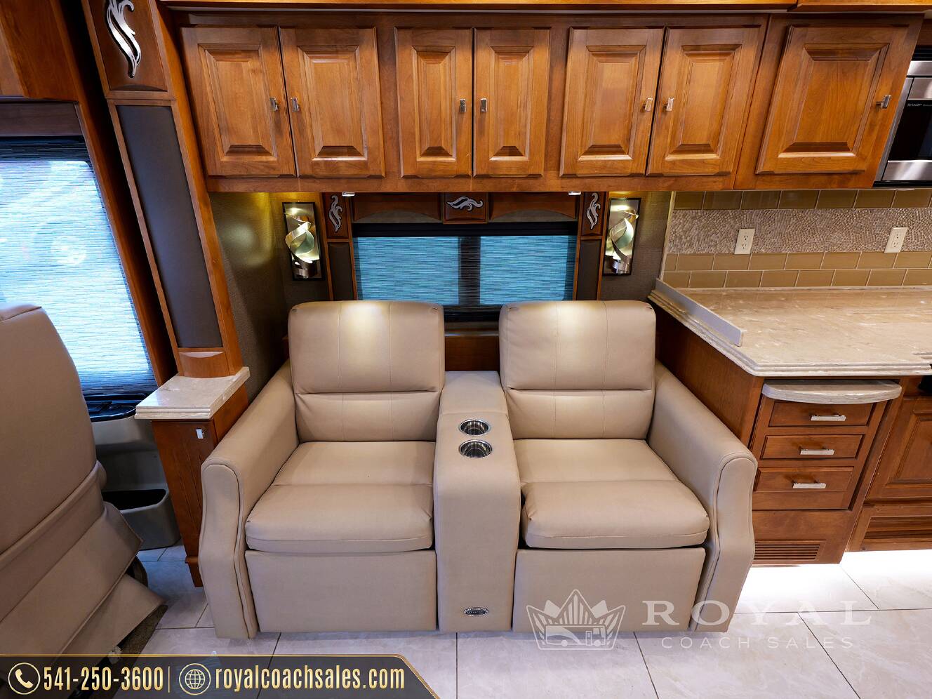 A photo of this 2018 Tiffin Motorhomes PHAETON 40 QBH