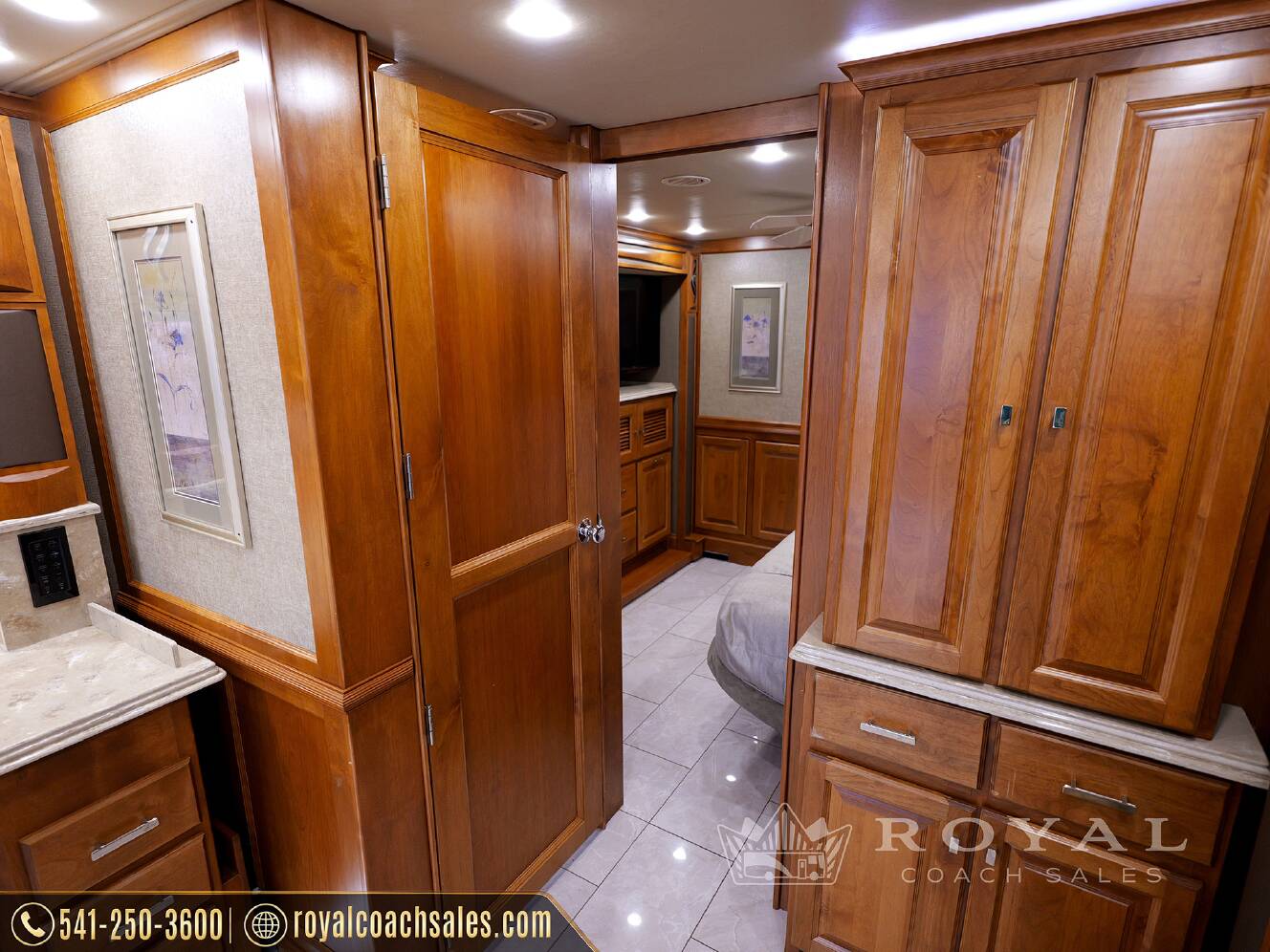 A photo of this 2018 Tiffin Motorhomes PHAETON 40 QBH