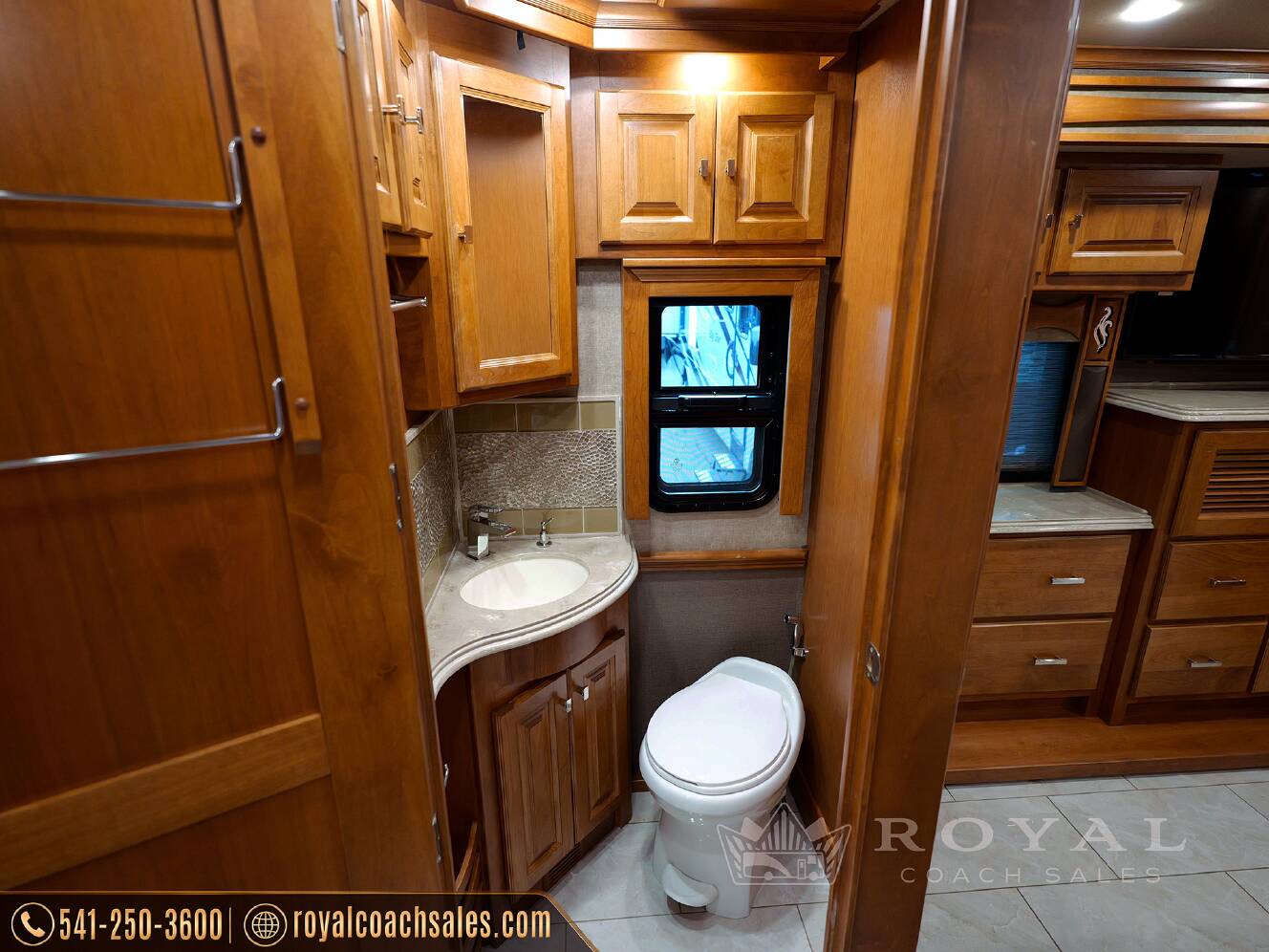 A photo of this 2018 Tiffin Motorhomes PHAETON 40 QBH