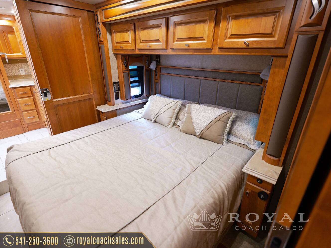 A photo of this 2018 Tiffin Motorhomes PHAETON 40 QBH