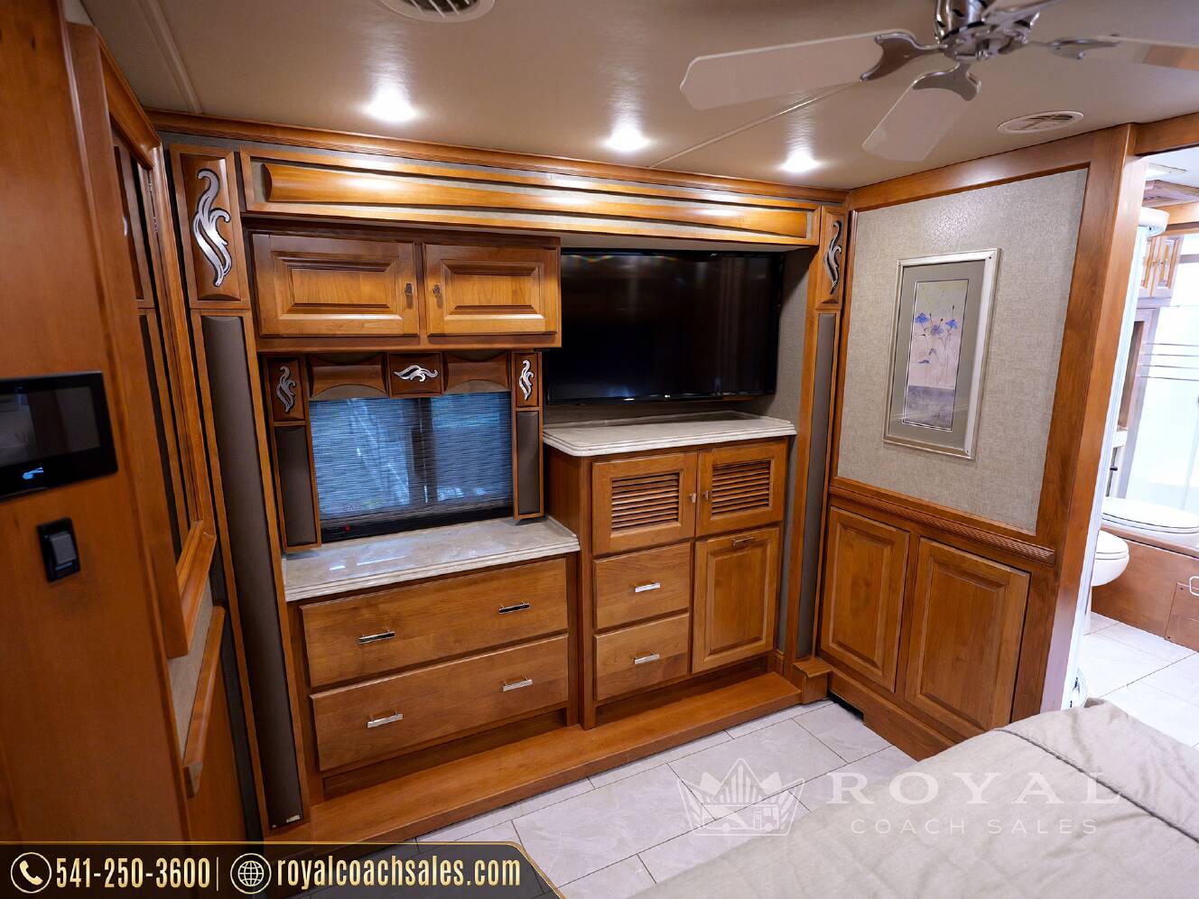 A photo of this 2018 Tiffin Motorhomes PHAETON 40 QBH