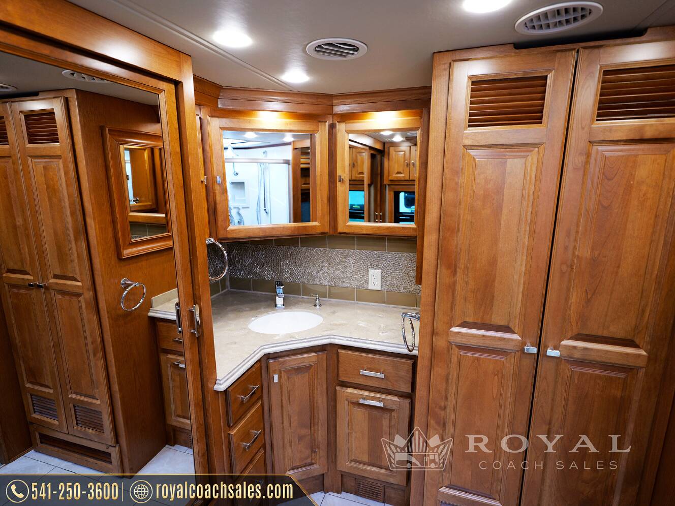 A photo of this 2018 Tiffin Motorhomes PHAETON 40 QBH