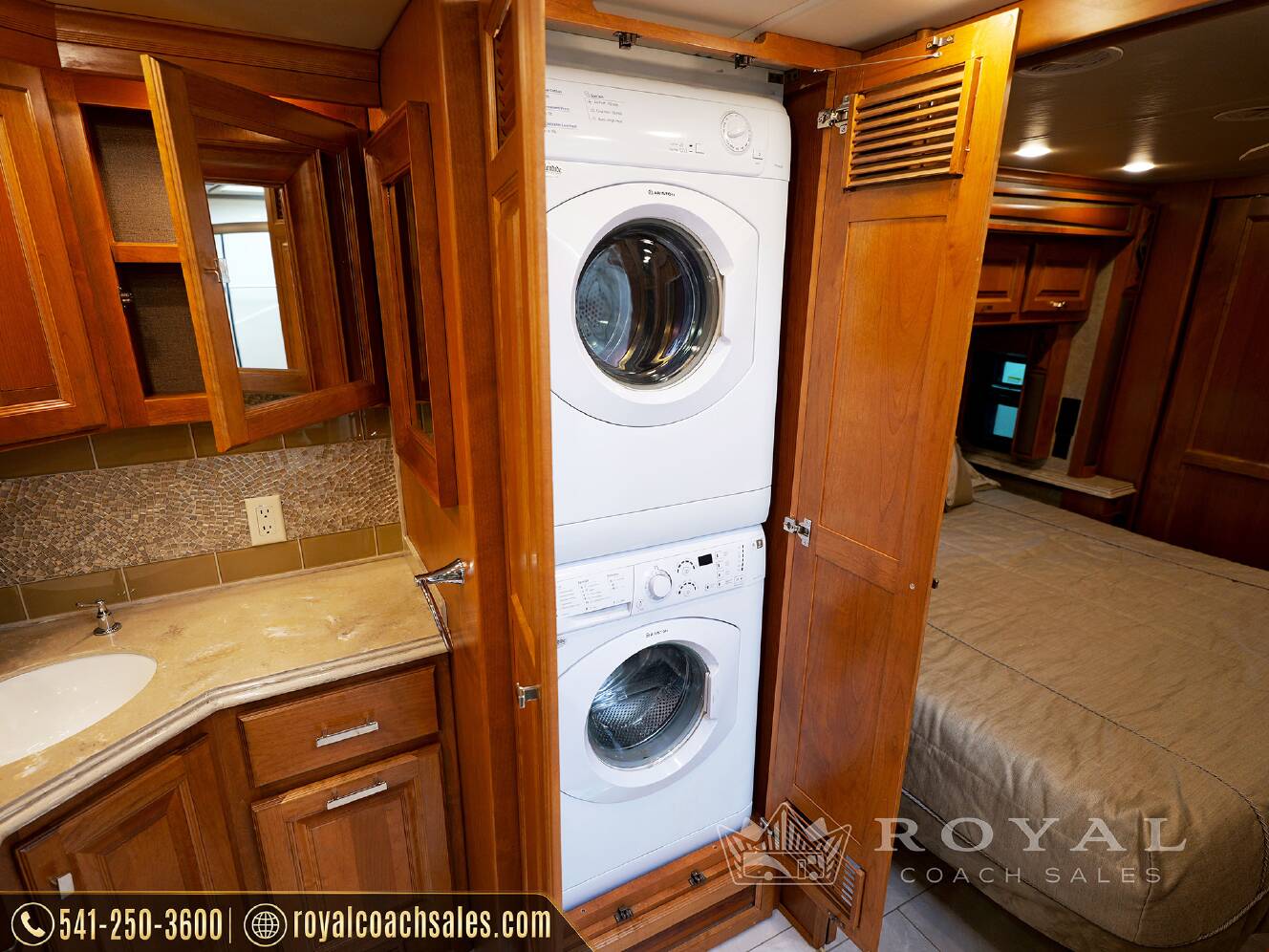 A photo of this 2018 Tiffin Motorhomes PHAETON 40 QBH