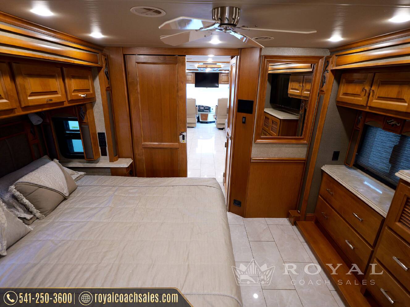 A photo of this 2018 Tiffin Motorhomes PHAETON 40 QBH