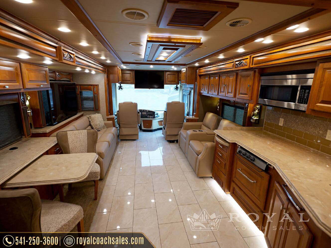 A photo of this 2018 Tiffin Motorhomes PHAETON 40 QBH