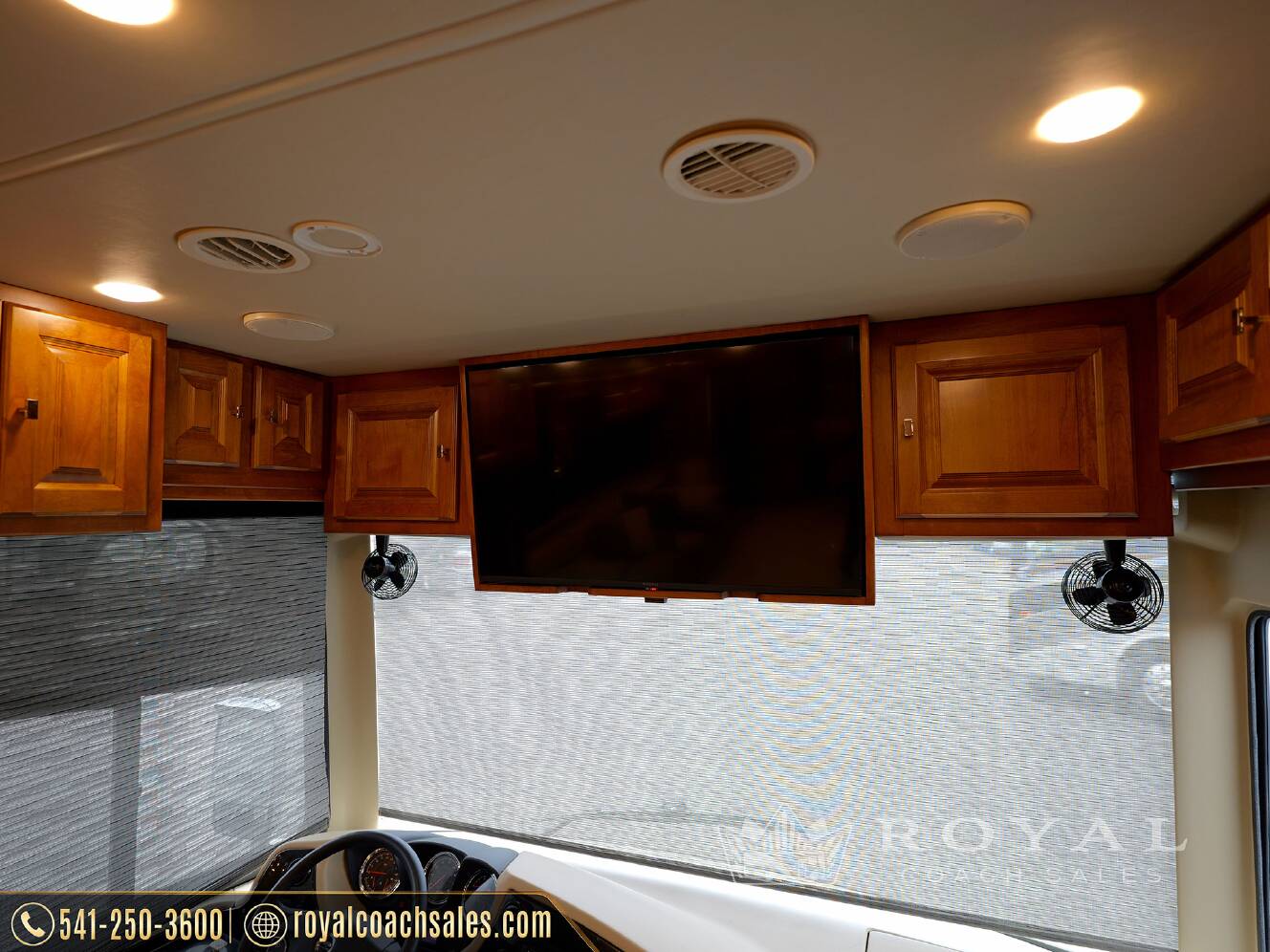 A photo of this 2018 Tiffin Motorhomes PHAETON 40 QBH