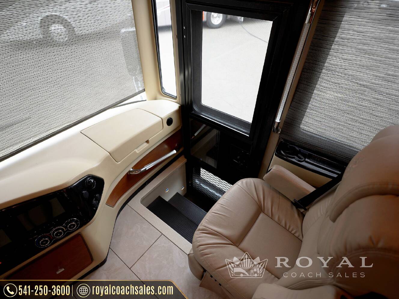 A photo of this 2018 Tiffin Motorhomes PHAETON 40 QBH