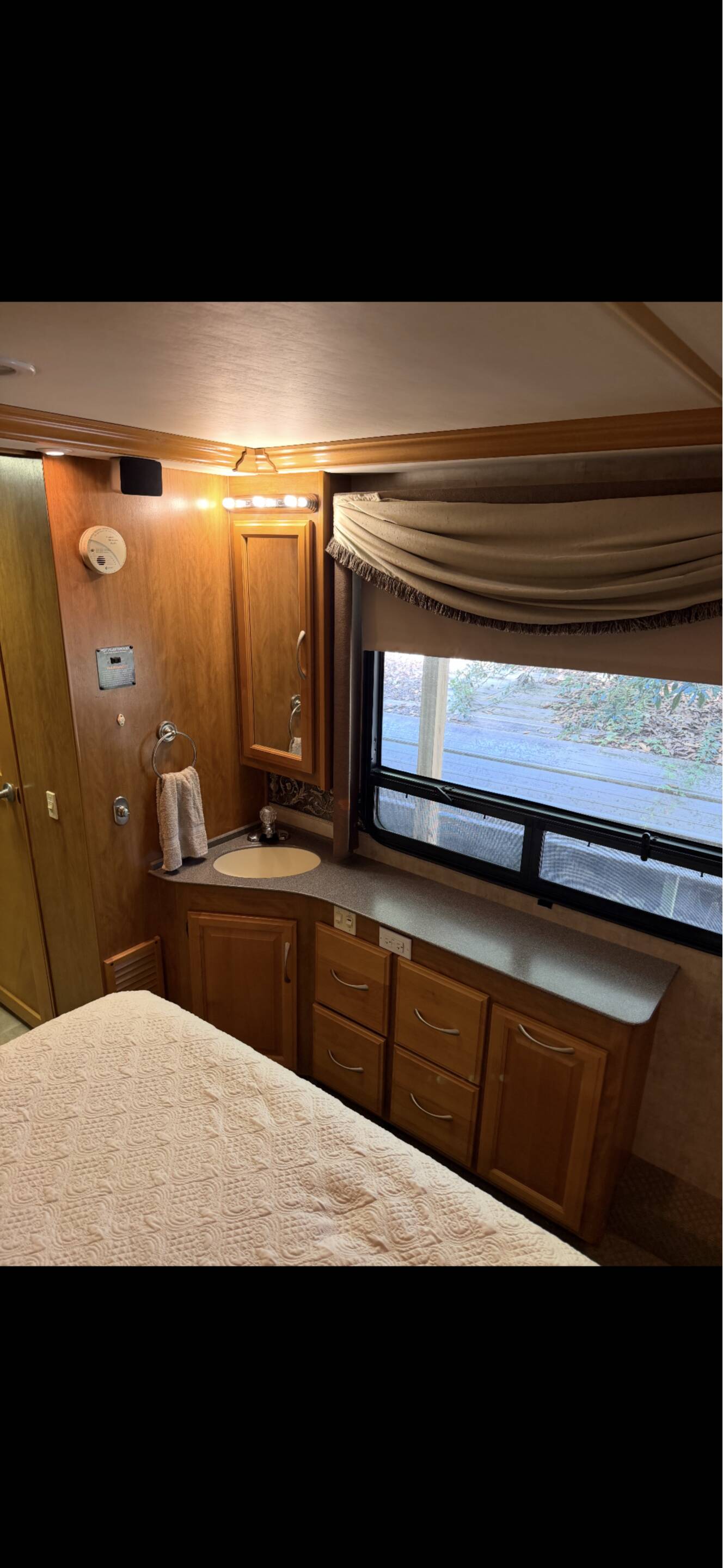 A photo of this 2006 Fleetwood DISCOVERY 39S