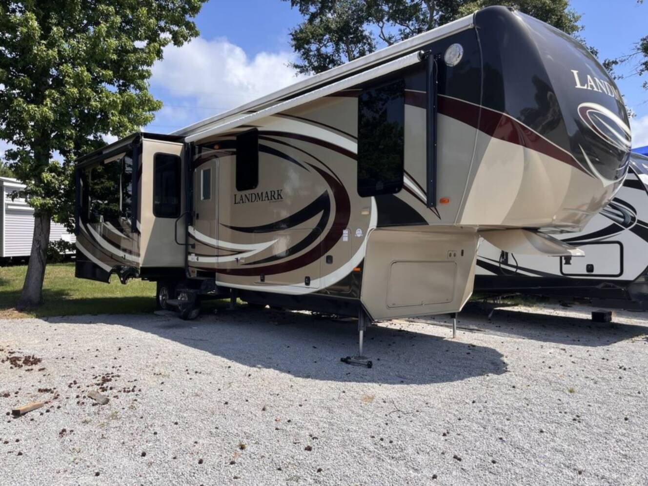 A photo of this 2014 Heartland LANDMARK Landmark LM MONTEREY