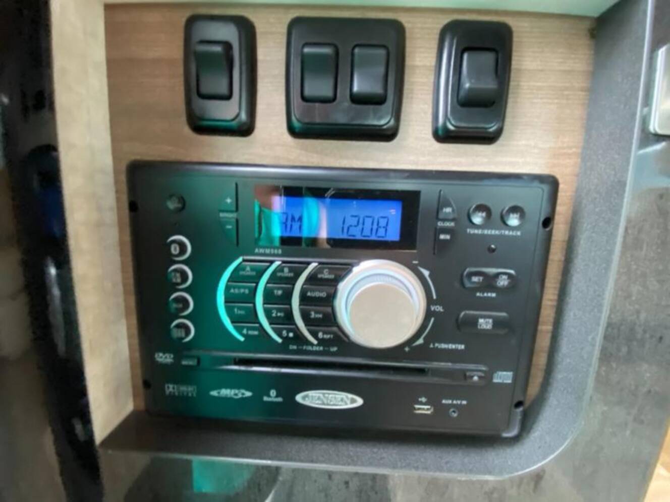 A photo of this 2015 Itasca Navion 24M