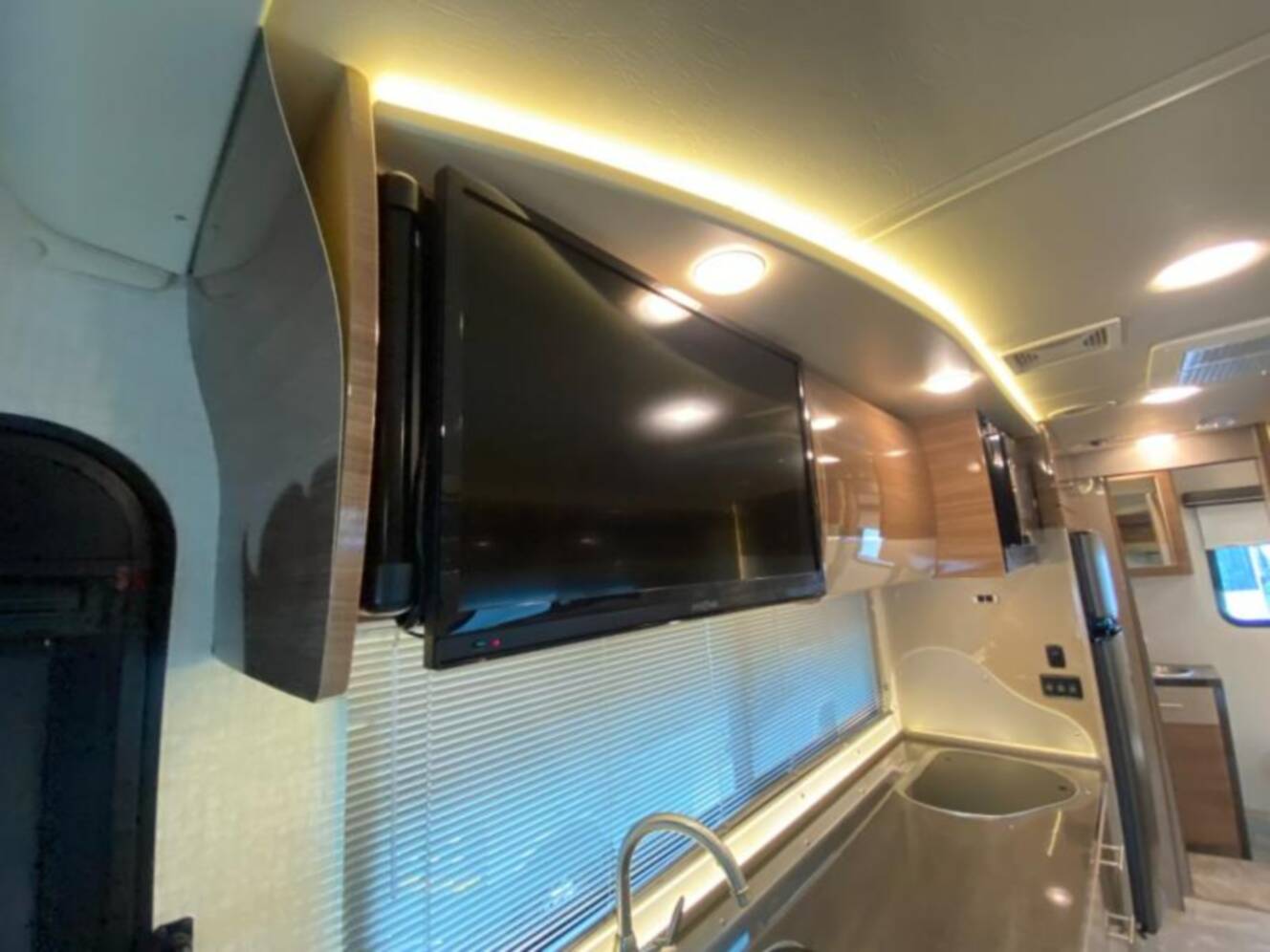 A photo of this 2015 Itasca Navion 24M