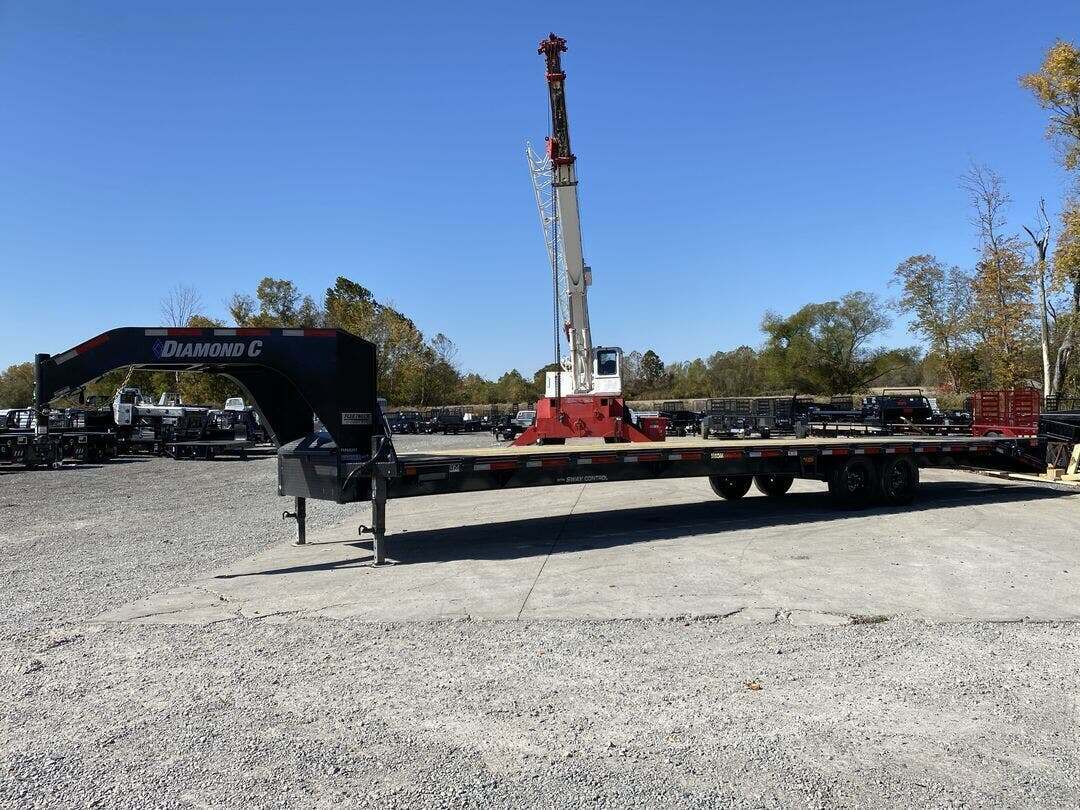 2027 Diamond C FMAX FMAX207MR-L30X102 in Mount Vernon, IL