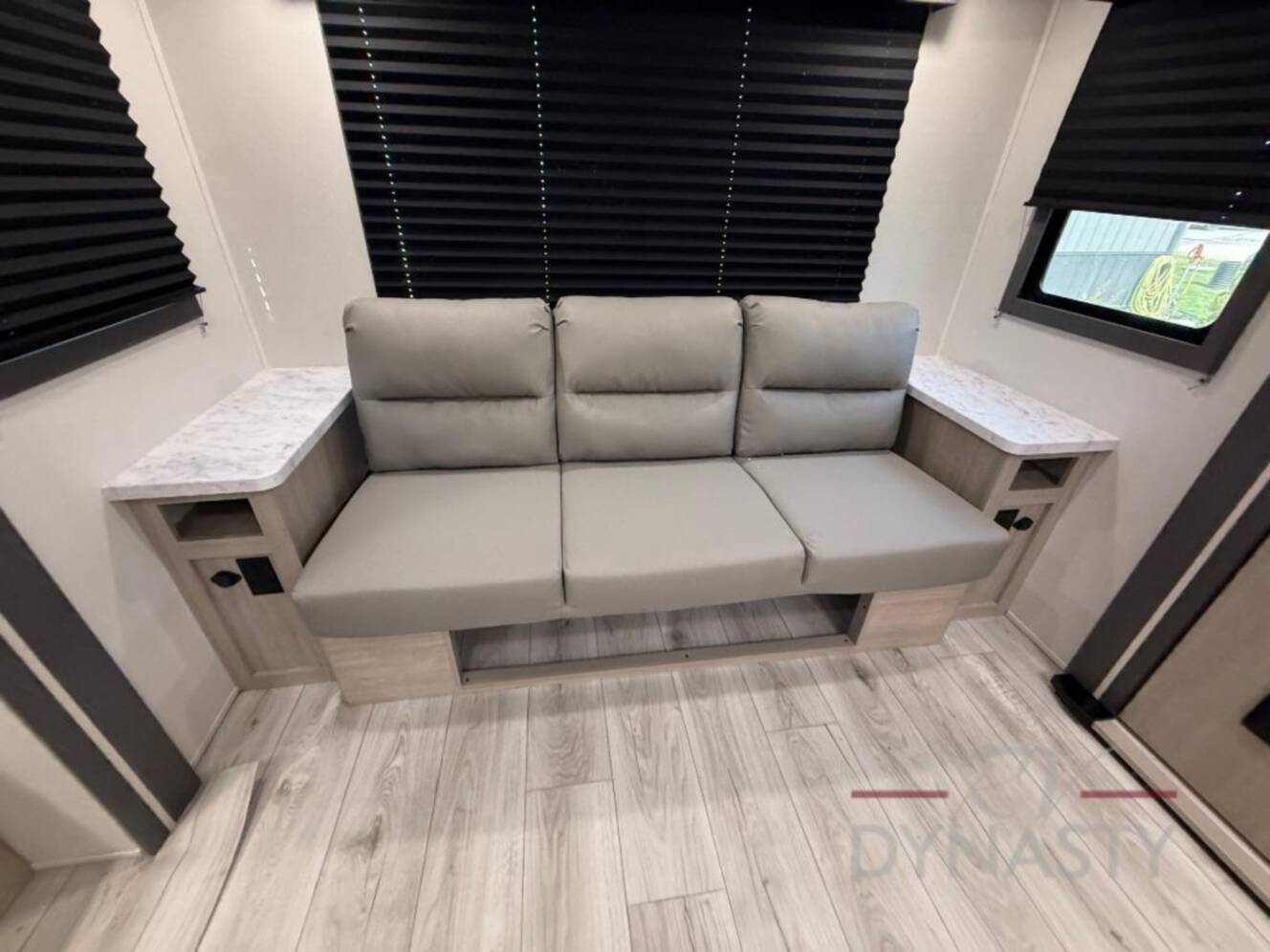 A photo of this 2027 East To West Della Terra 272RL