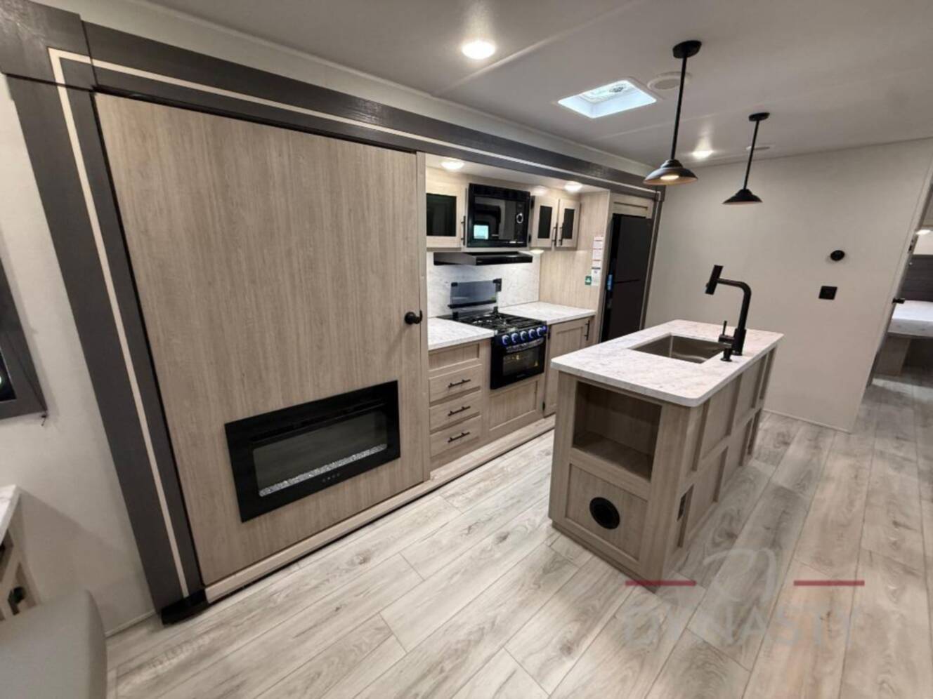 A photo of this 2027 East To West Della Terra 272RL