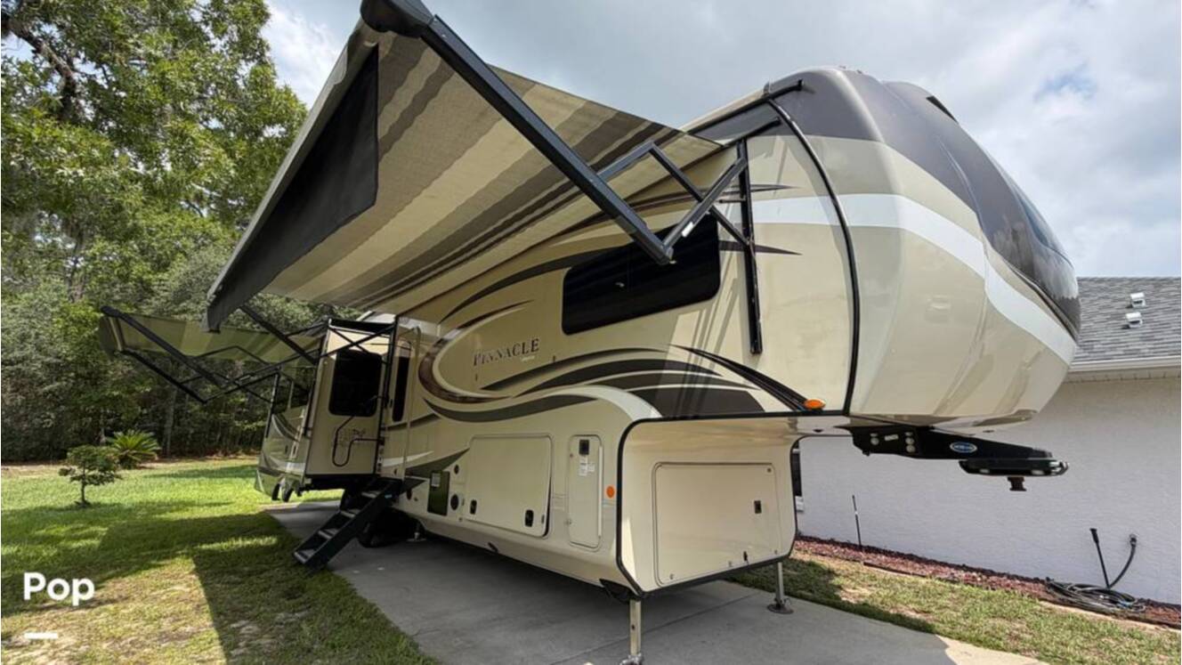 A photo of this 2020 Jayco Pinnacle 36SSWS