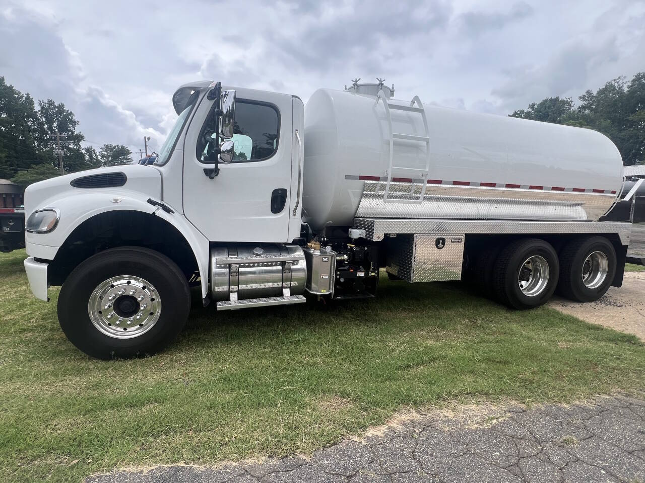 2015 FREIGHTLINER BUSINESS CLASS M2 106 in Hickory, NC
