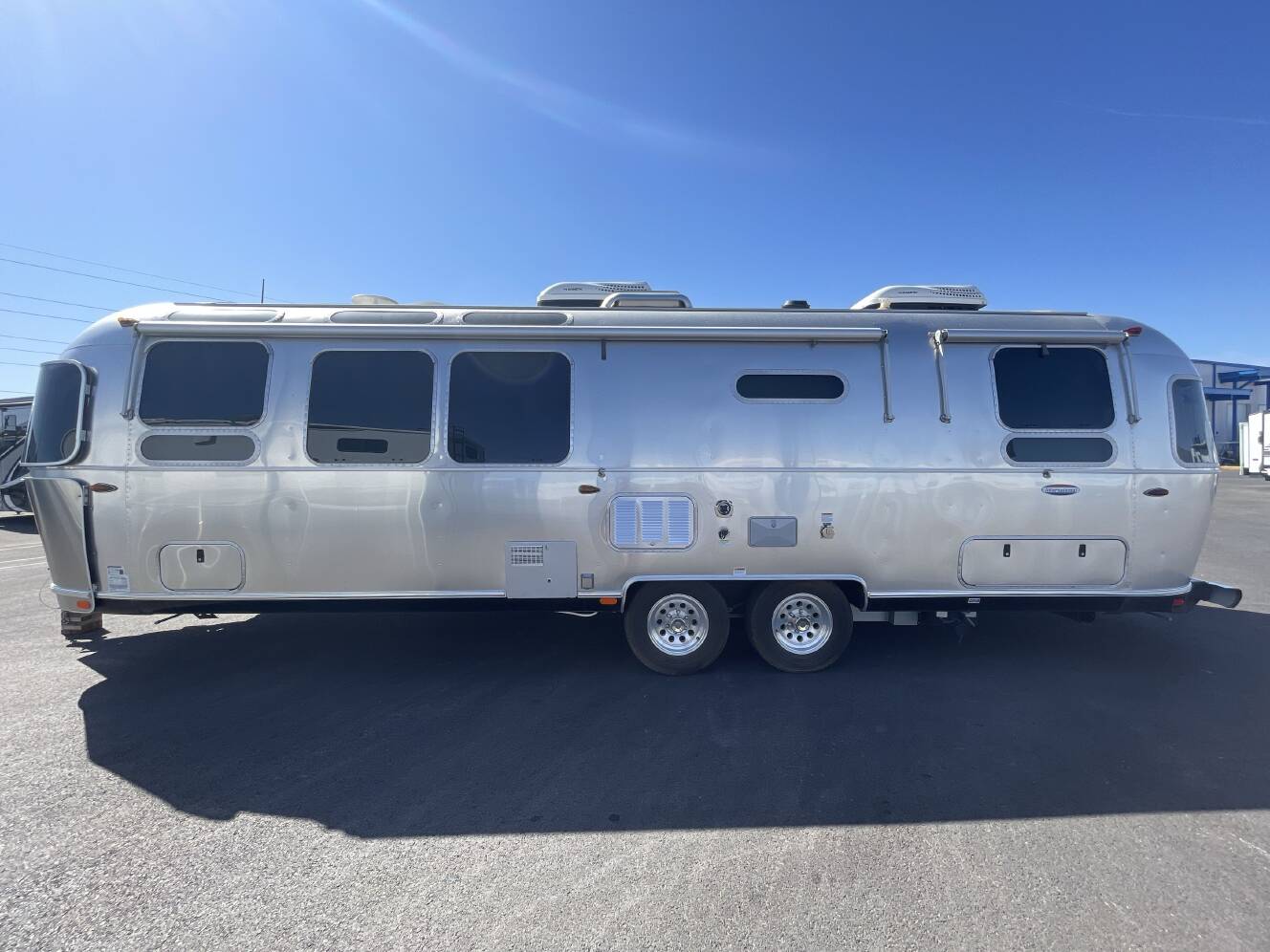 A photo of this 2018 Airstream INTERNATIONAL SIGNATURE 30RB TWIN