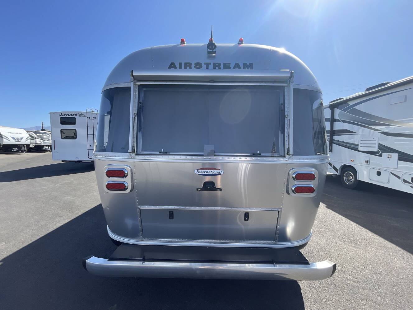 A photo of this 2018 Airstream INTERNATIONAL SIGNATURE 30RB TWIN